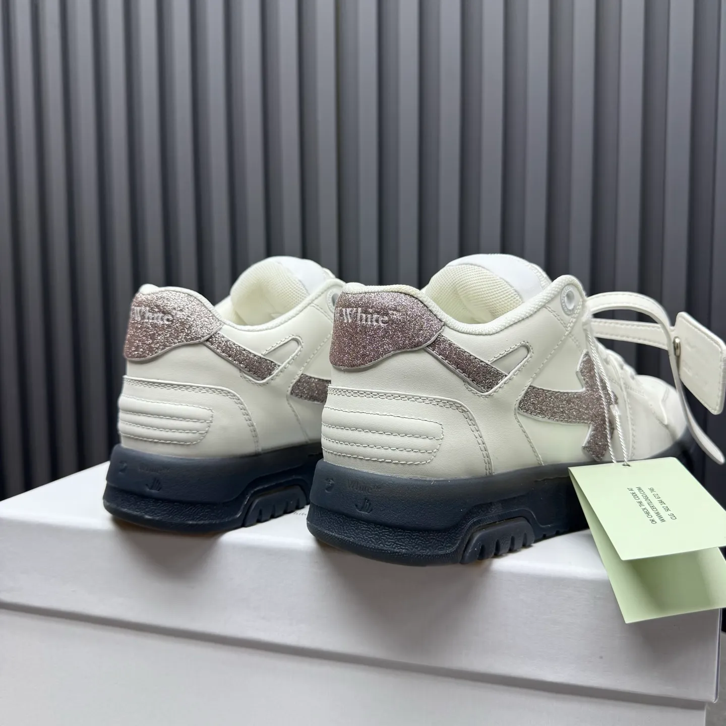 【off- white】P: 620💰Couple model👫, Size: 35-44 (Customized for men 38.45.46) High-quality version👊 "Out of office" series original molding, original lasting, production process 1:1 Original ➰OFF GRAY WHITE OW ➰ First-layer cowhide Imported skin-friendly and environmentally friendly polyester mesh Original molding high elastic and environmentally friendly molding pad Made with the original lasting process. The original molded rubber outsole (never yellows and deforms) has a super correct shape, bright color and strong three-dimensional effect👍. Packaging💯Full set of packaging synchronized with the official website (branded paper, certificate of quality, branded cloth bag)